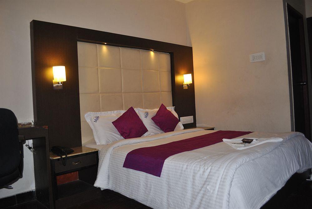 Hotel Mars Classic Madras Buitenkant foto