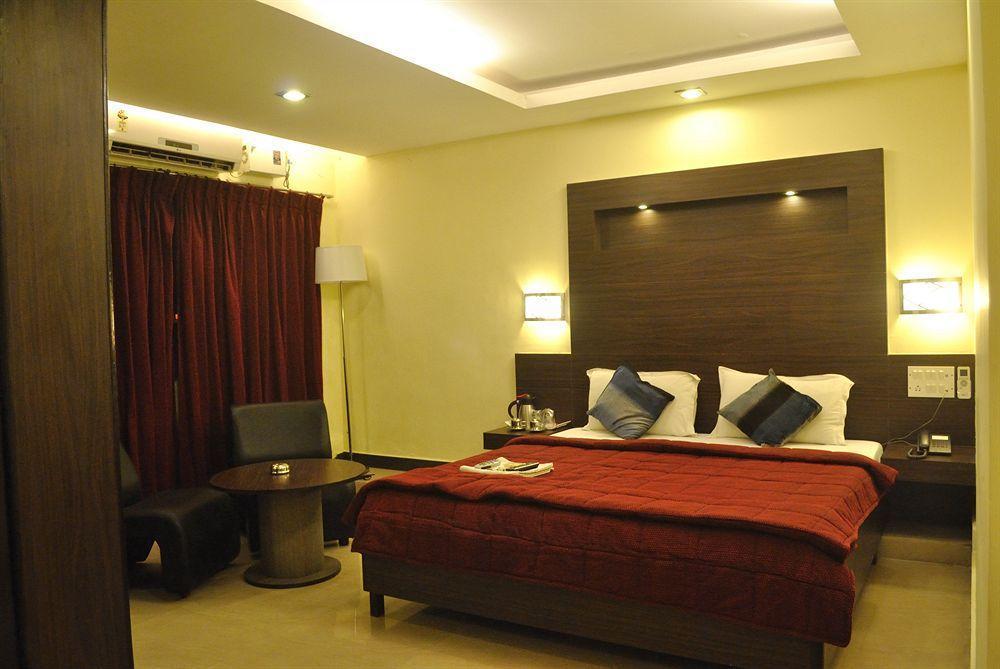 Hotel Mars Classic Madras Buitenkant foto