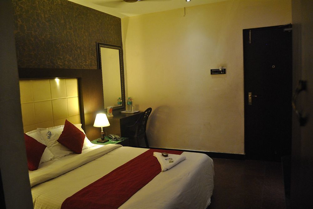 Hotel Mars Classic Madras Buitenkant foto