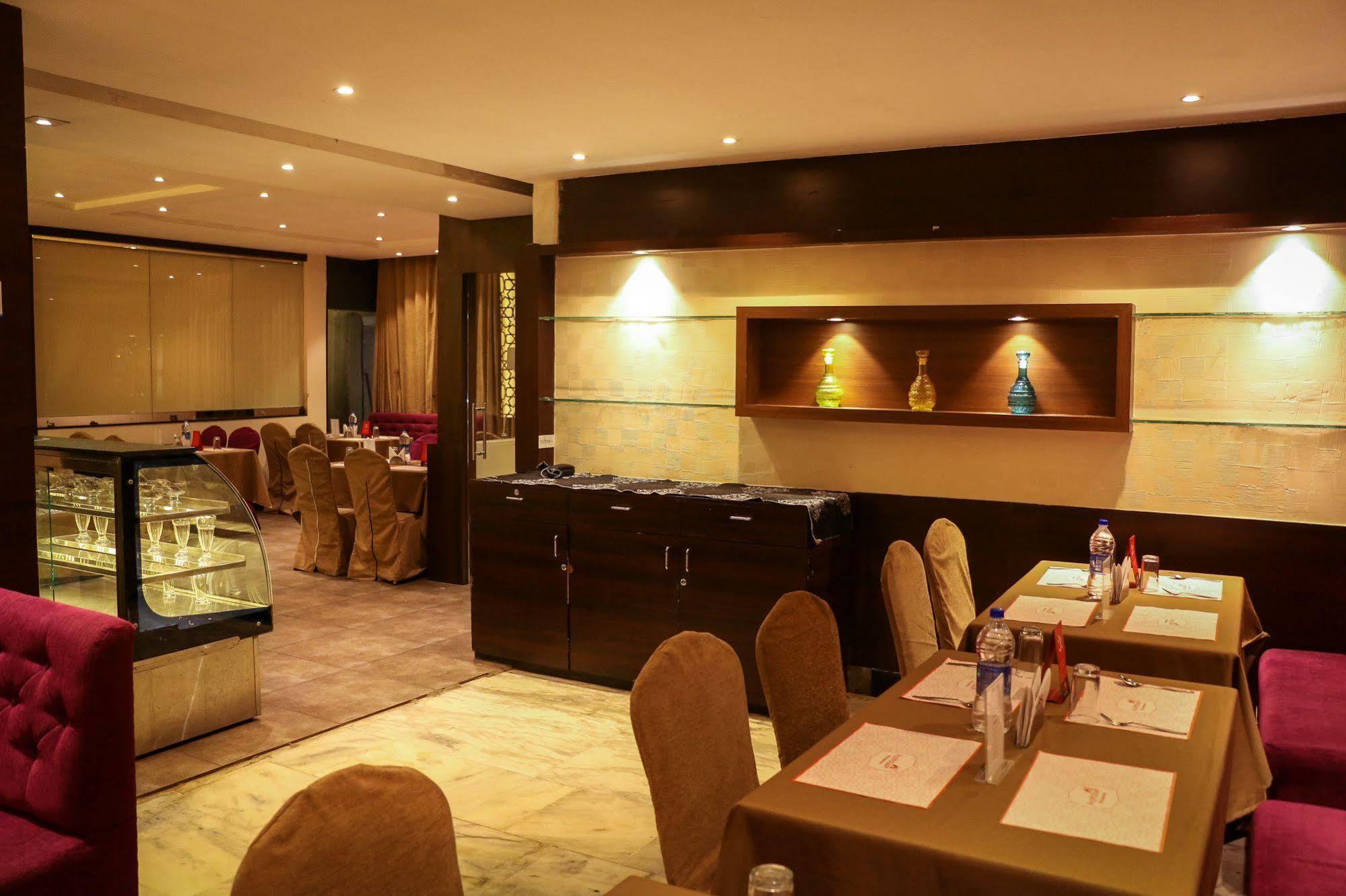 Hotel Mars Classic Madras Buitenkant foto