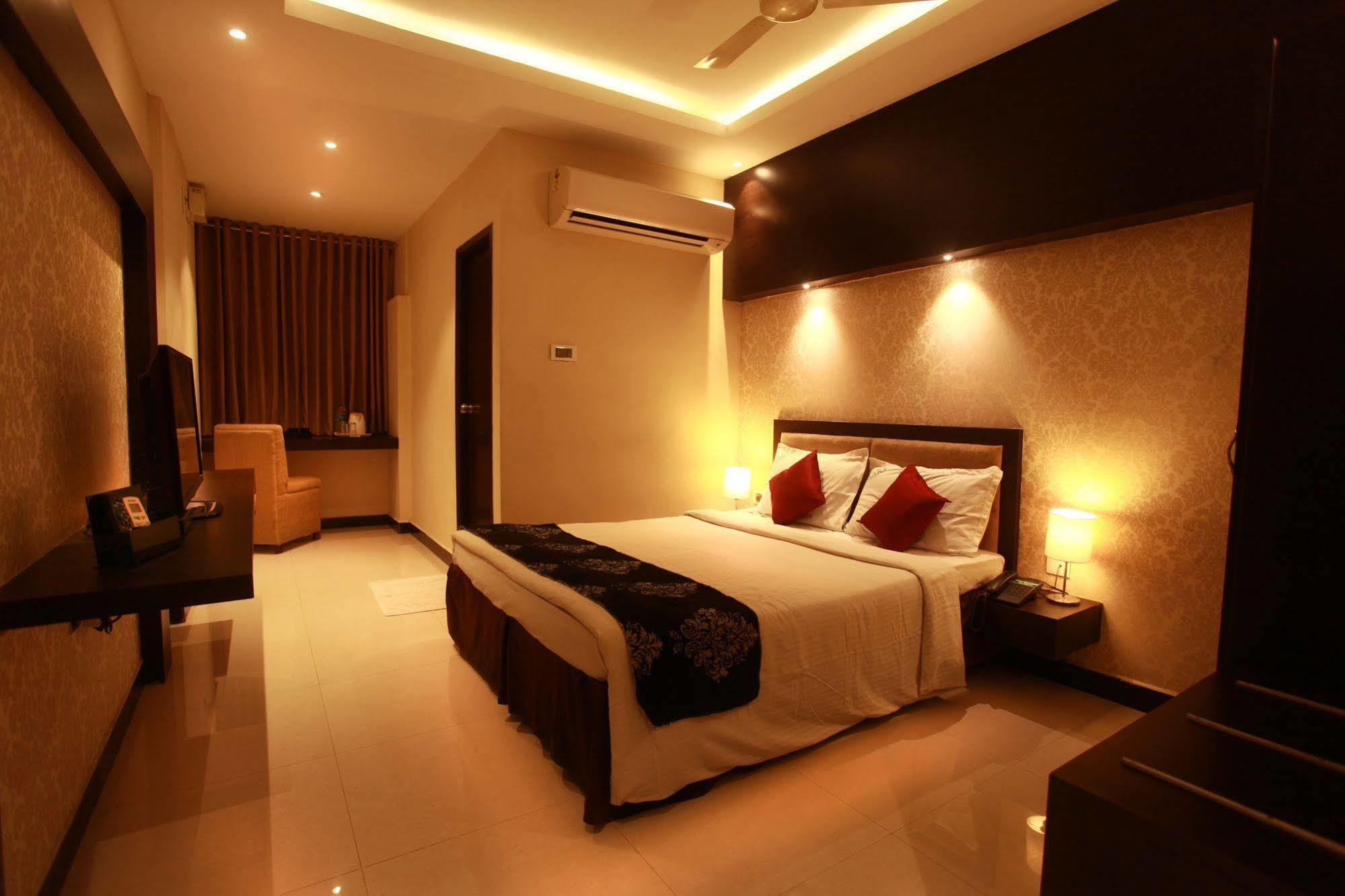 Hotel Mars Classic Madras Buitenkant foto