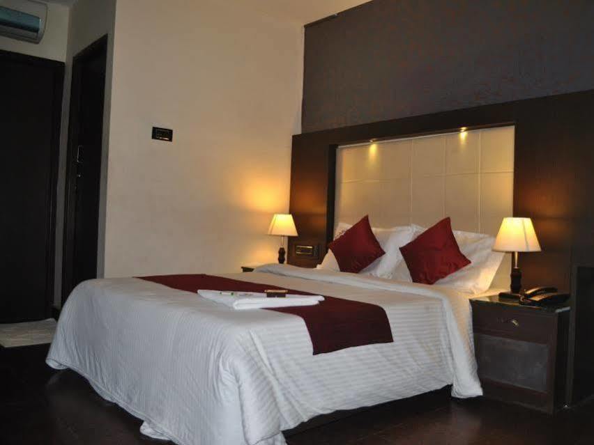 Hotel Mars Classic Madras Buitenkant foto