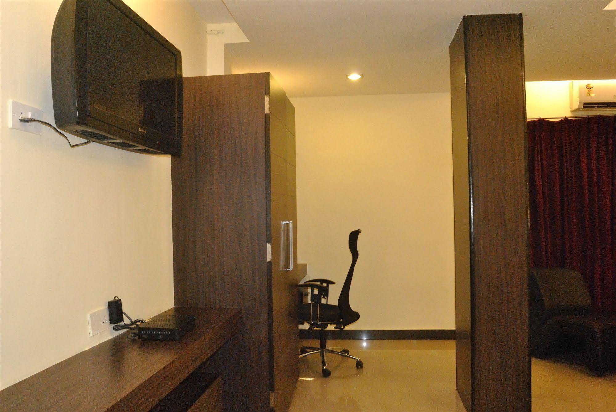 Hotel Mars Classic Madras Buitenkant foto