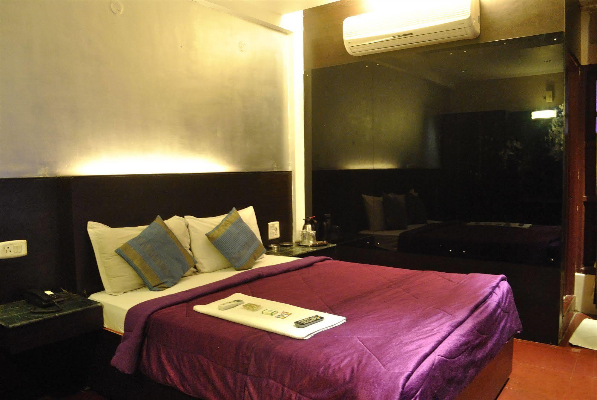 Hotel Mars Classic Madras Buitenkant foto