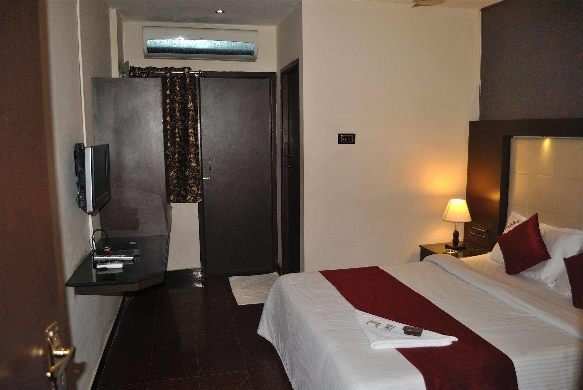 Hotel Mars Classic Madras Buitenkant foto