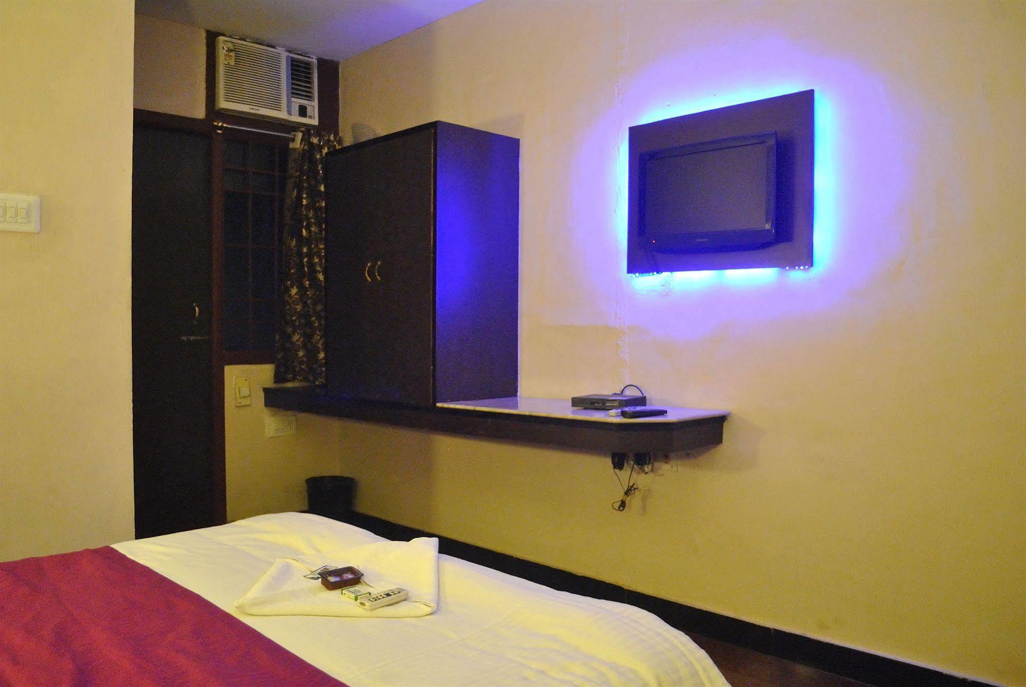 Hotel Mars Classic Madras Buitenkant foto