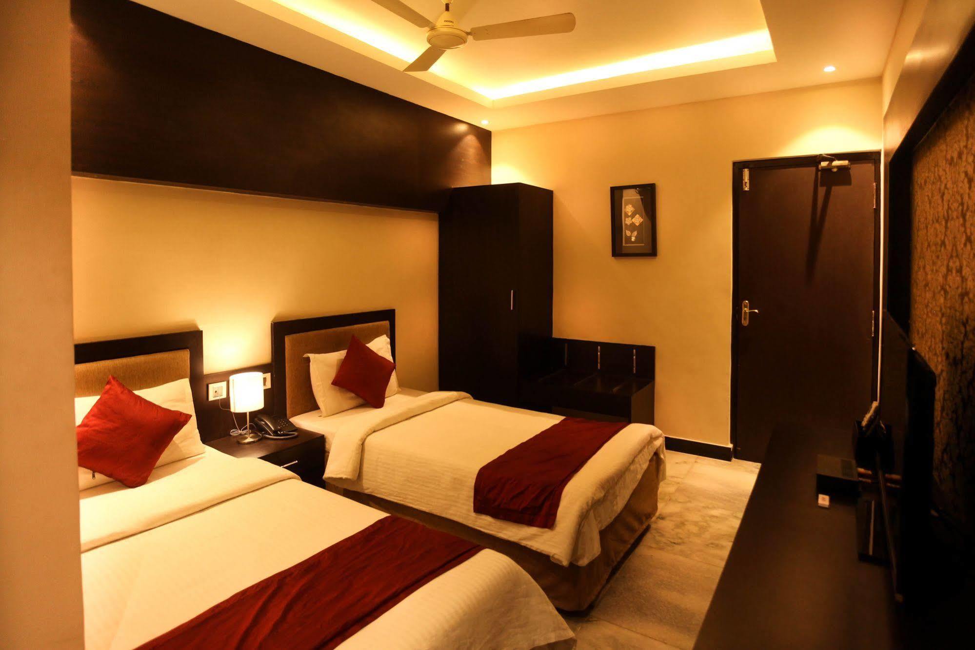 Hotel Mars Classic Madras Buitenkant foto