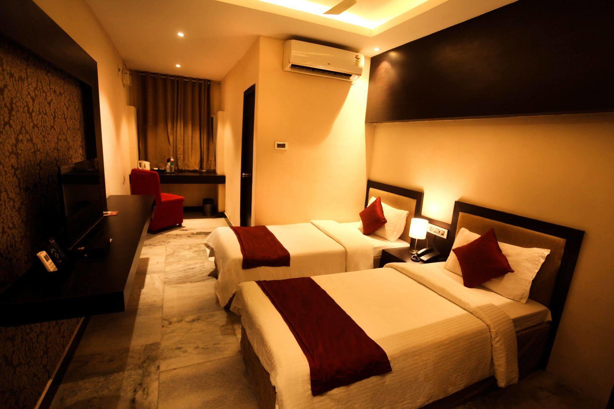 Hotel Mars Classic Madras Buitenkant foto