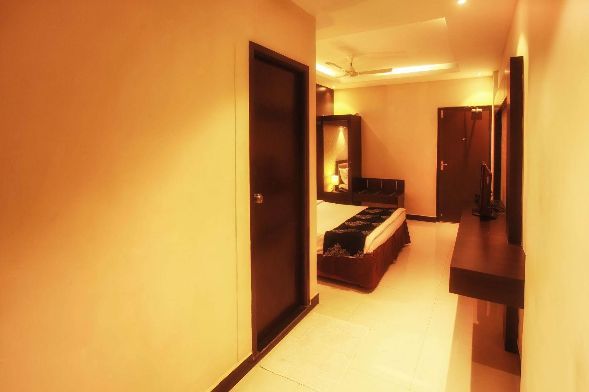Hotel Mars Classic Madras Buitenkant foto