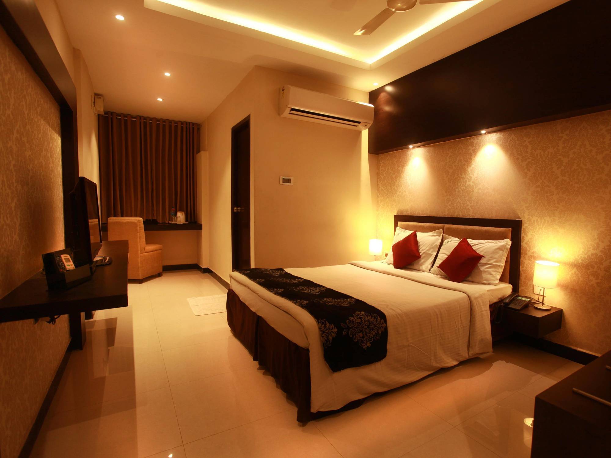 Hotel Mars Classic Madras Buitenkant foto
