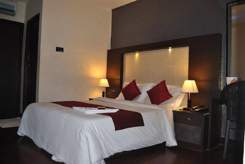 Hotel Mars Classic Madras Buitenkant foto